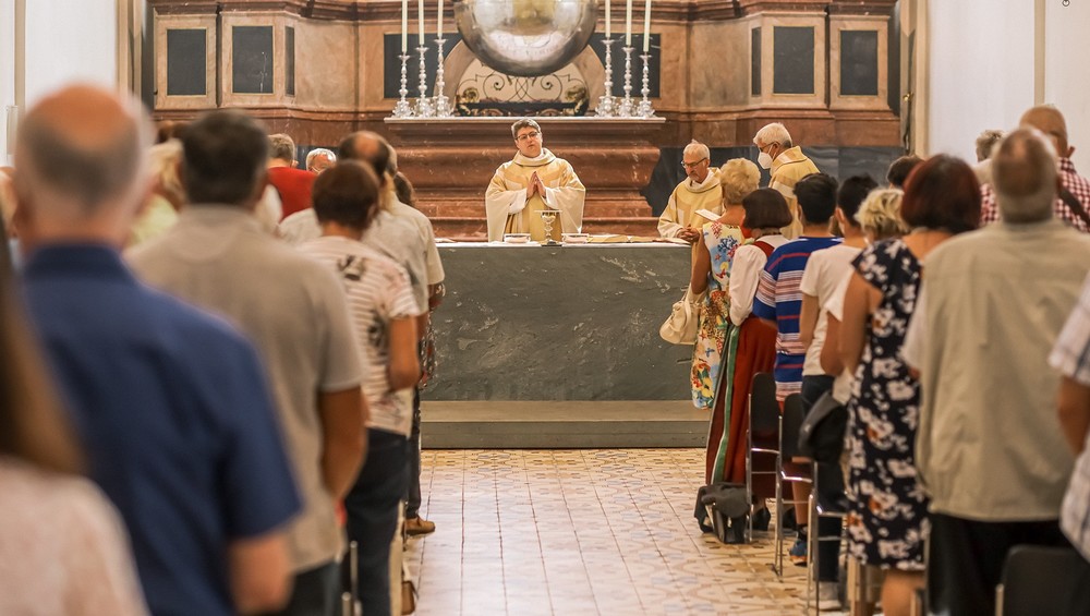 Corona: Bischöfe passen Regeln für Gottesdienste an Lockerungen an
