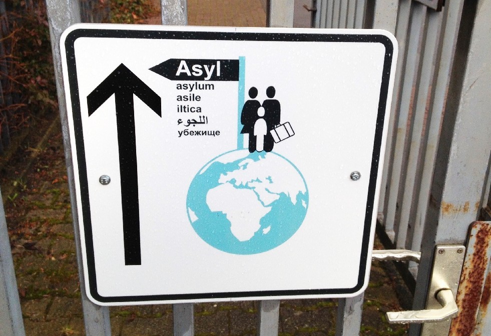 Schild 'Asyl' / Flickr / Metropolico.org / gemeinfrei Schild 'Asyl'