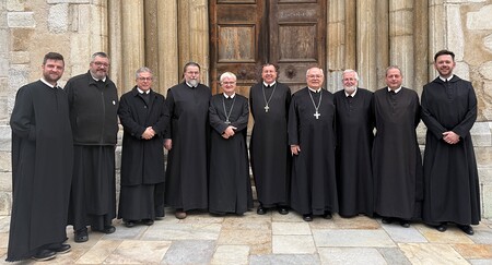 Konvent von St. Paul mit Präsidium der Benediktinerkongregation und Administrator Abt Gerhard Hafner (5.v.l.)
