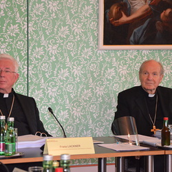 Erzbischof Franz Lackner und Kardinal Christoph Schönborn beim Beginn der Vollversammlung der Bischofskonferenz in Mariazell (15.6.2020)