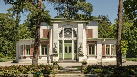 'Gesellschaftshaus' mit Kapelle im Landesklinikum Mauer