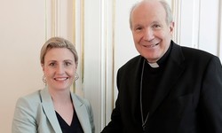 Kardinal Christoph Schönborn und Ministerin Susanne Raab