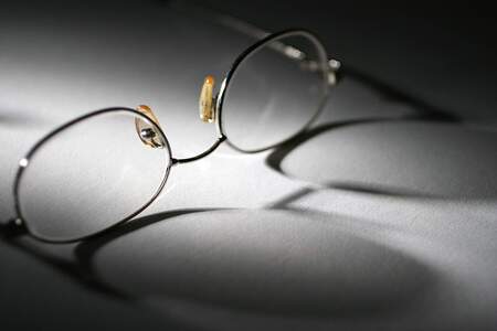 Brille - glasses [ (c) www.BilderBox.com, Erwin Wodicka, Siedlerzeile 3, A-4062 Thening, Tel. + 43 676 5103678.Verwendung nur gegen HONORAR, BELEG,URHEBERVERMERK und den AGBs auf bilderbox.com](in an im auf aus als and beim mit einer einem eines * & 
