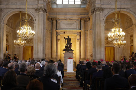MADRID, 06/06/2026.- El papa Le?n XIV pronuncia un discurso en el Sal?n de las Columnas durante el acto de bienvenida oficial al Sumo Pont?fice que tiene lugar este s?bado en el Palacio Real. EFE/J.J. Guill?n POOL