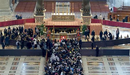 Papst Franziskus nach Überführung im Petersdom aufgebahrt