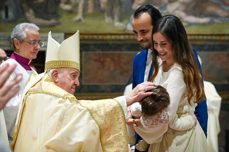 Papst Franziskus tauft 13 Kinder während der Heiligen Messe in der Sixtina am 8. Januar 2023 im Vatikan.