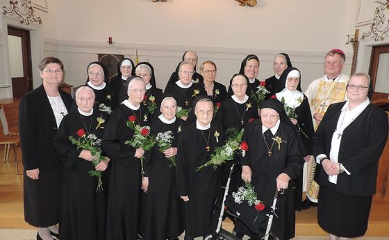 Professschwestern mit Generalvikarin Sr. Teresa Hametner (1. v. links) und Generaloberin Sr. Angelika Garstenauer (rechts). / © marschall pr