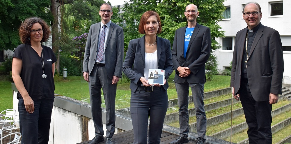 v.li.: Andrea Ertl-Stigger (Caritas Tirol), Superintendent Olivier Dantine, Integrationslandesrätin Gabriele Fischer, Andreas Gampert (Diakonie Flüchtlingsdienst) und Bischof Hermann Glettler / Land Tirol/Reichkendler