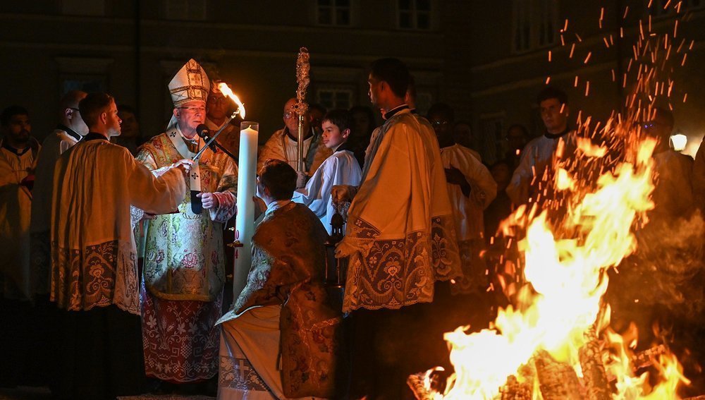 Bischöfe: Mit Licht von Ostern gegen Dunkelheit und Krieg / Erzdiözese Salzburg / Hiva Naghshi Erzbischof Lackner feiert Osternacht 2025