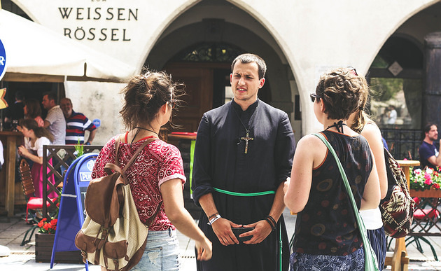 Junger Ordensmann im Gespräch bei 'Jesus in the City' / Jesus in the City
