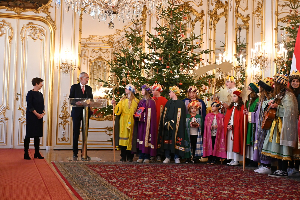 Sternsinger bei Bundespräsident Alexander Van der Bellen / kathpress / Johannes Pernsteiner Van der Bellen: Sternsinger sind Vorbilder für gutes Miteinander