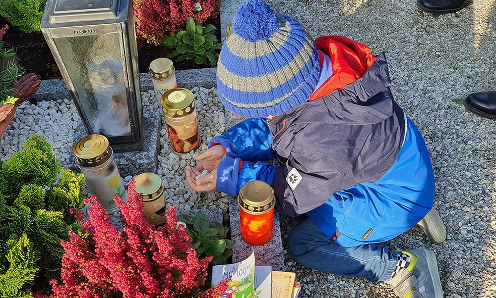 Kind am Friedhof / Friedhof St. Barbara