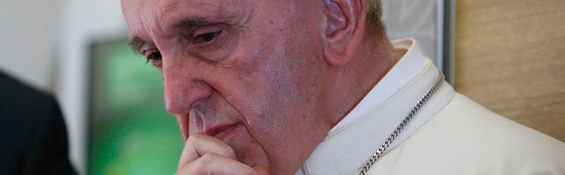 Papst Franziskus während der 'fliegenden Pressekonferenz' auf dem Flug von Bangui nach Rom am 30. November 2015.