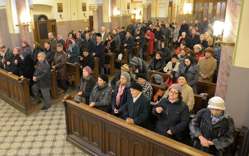 Kirchenstatistik: Weniger Messbesucher, mehr Erwachsenentaufen