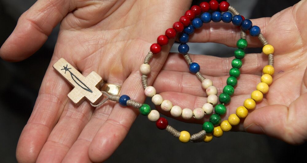 Bunter Rosenkranz auf offener Hand / kathbild.at / Rupprecht 'Rosenkranzmonat' Oktober: Österreichs Bischöfe beten im Radio