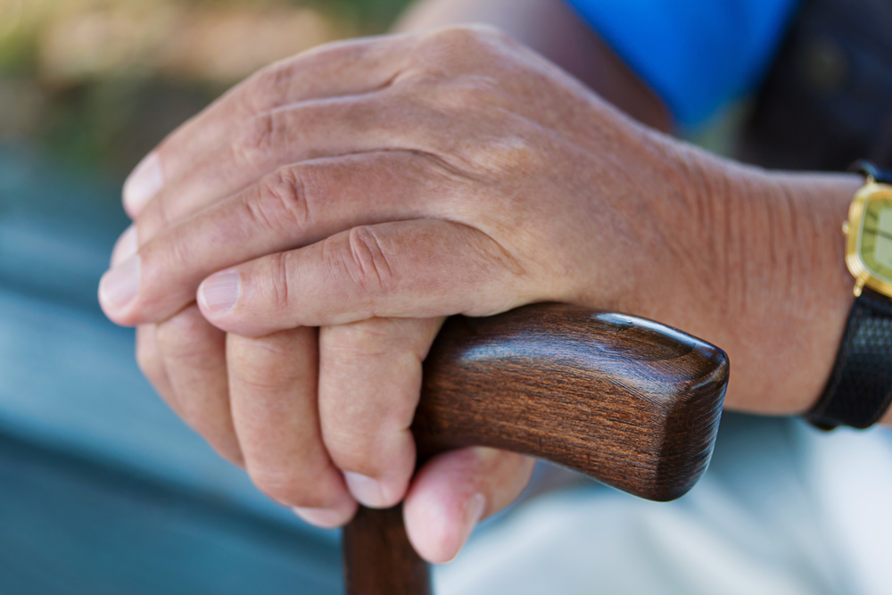 Hand eines Mannes mit Gehstock / Erwin Wodicka Hand eines ?lteren Mannes mit Gehstock. Senior mit Behinderung