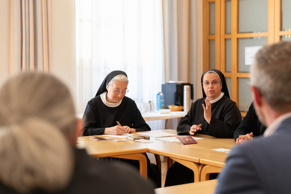 Sr. Petronilla Herl, Konventoberin in Wien, und Sr. Maria Irina Teiner, Generaloberin der Kongregation, setzen mit der Übergabe der Bildungsstandorte an das IÖO und die VOSÖ ein Zeichen der Verantwortung für kommende Generationen. / OÖK/emw, EMW Orden: Schulschwestern übergeben Bildungsstandorte in Wien