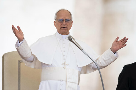 Papst Leo XIV. leitet die Menschen zum Gebet an bei seiner ersten Generalaudienz am 21. Mai 2025 im Vatikan.