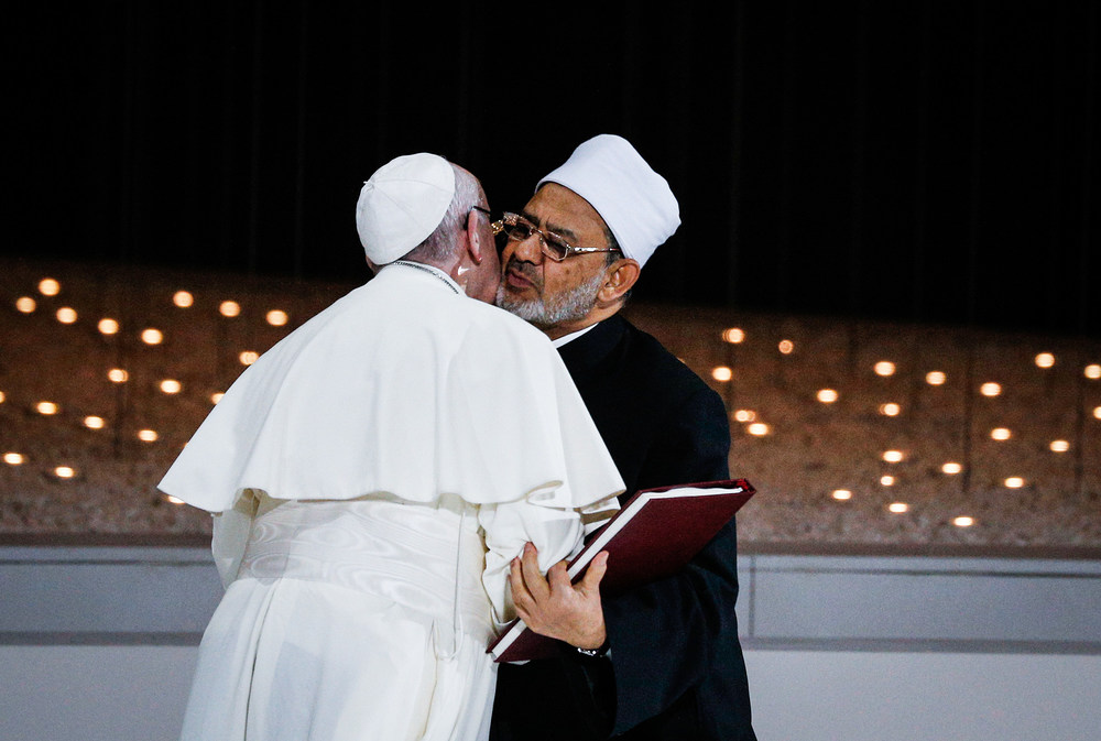 Papst Franziskus und Ahmad al-Tayyeb / Copyright 2019, KNA (www.kna.de). Alle Rechte vorbehalten, Paul Haring Papst Franziskus und Ahmad al-Tayyeb (Ahmed al-Tayyib), Großscheich der al-Azhar-Universität, umarmen sich am 4. Februar 2019 während eines interreligiösen Treffens in Abu Dhabi.