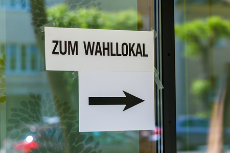 Der Eingang zum Wahllokal ist durch ein Schild gekennzeichnet