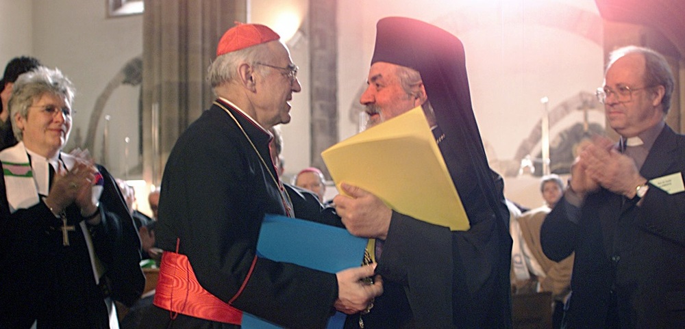 Vorstellung und Unterzeichnung der Charta Oecumenica am 22. April 2001 in der Sankt Thomas Kirche in Straßburg.Bild: Der Präsident des CCEE, Kardinal Miloslav Vlk (l.) und Metropolit Jeremie, Vorsitzender der KEK. / © KNA-Bild, Romano Siciliani Vorstellung und Unterzeichnung der Charta Oecumenica am 22. April 2001 in der Sankt Thomas Kirche in Straßburg.Bild: Der Präsident des CCEE, Kardinal Miloslav Vlk (l.) und Metropolit Jeremie, Vorsitzender der KEK.